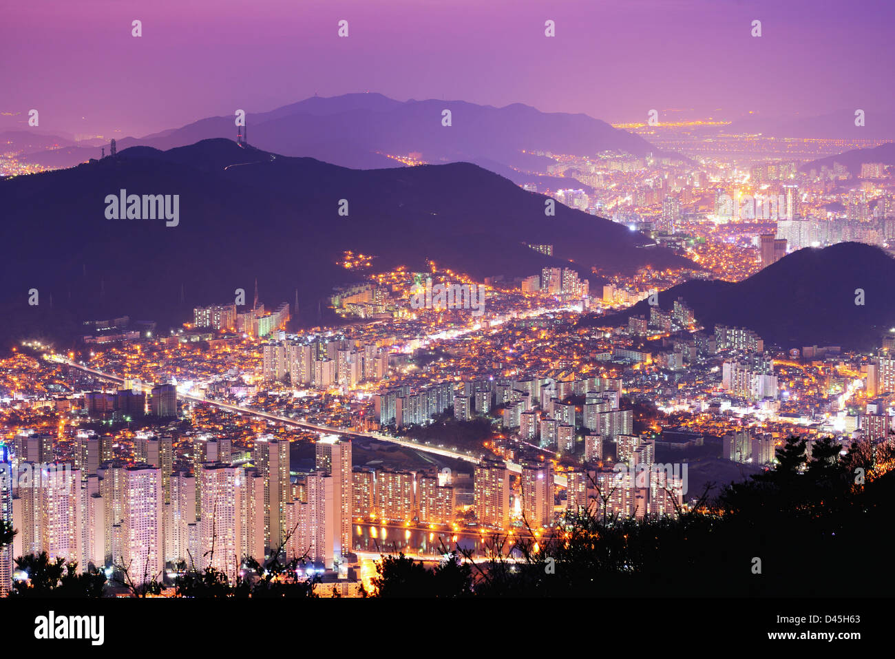 Horizonte de Busan, Corea del Sur durante la noche. Foto de stock