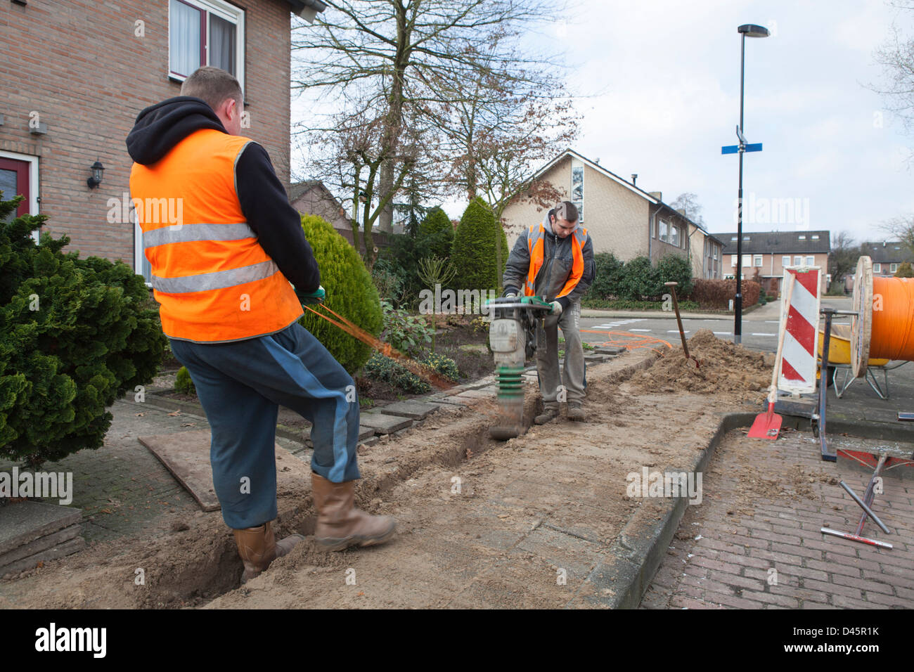 Los trabajadores migrantes polacos hacer trabajo de tierra para la construcción de un proyecto de infraestructura de fibra de vidrio en los Países Bajos Foto de stock