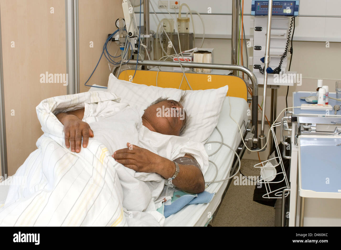Un hombre descansando en un departamento de accidentes y urgencias del hospital después de ser admitido con fuertes dolores de estómago. Foto de stock