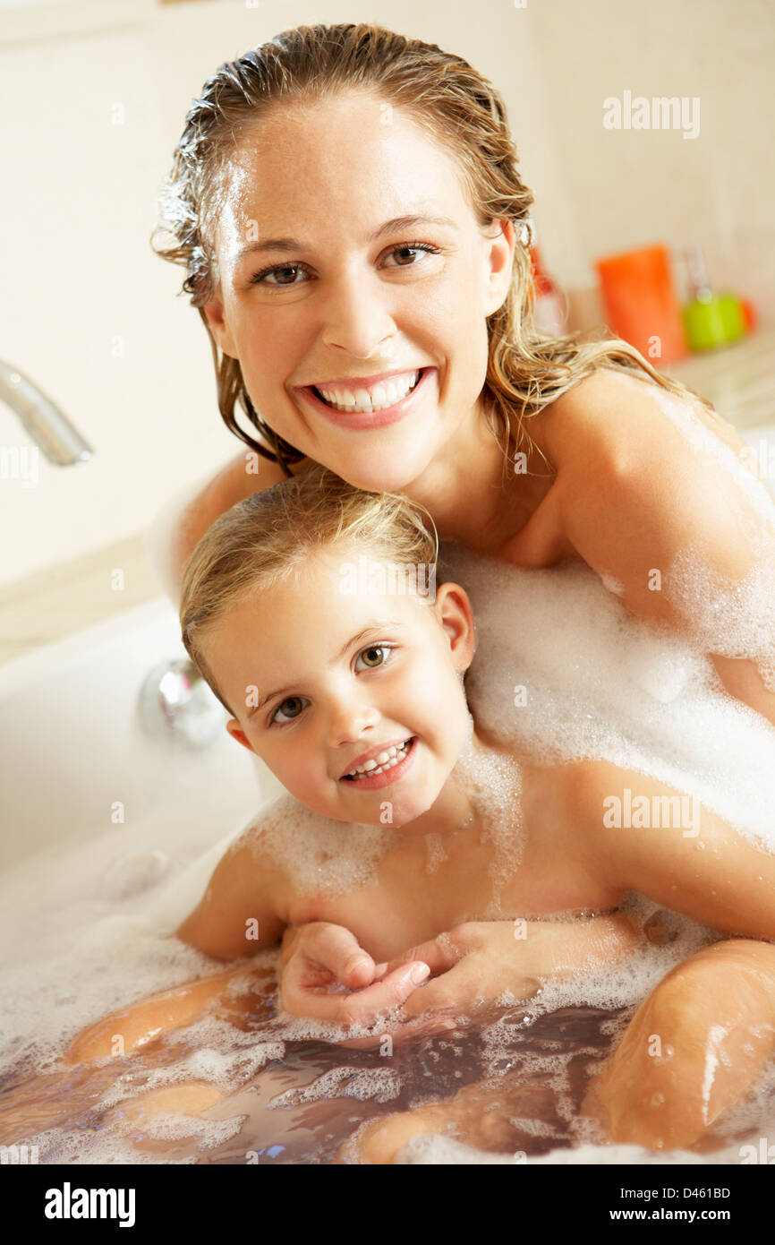 Madre e hija en la bañera llena de burbujas relajantes Fotografía de stock  - Alamy