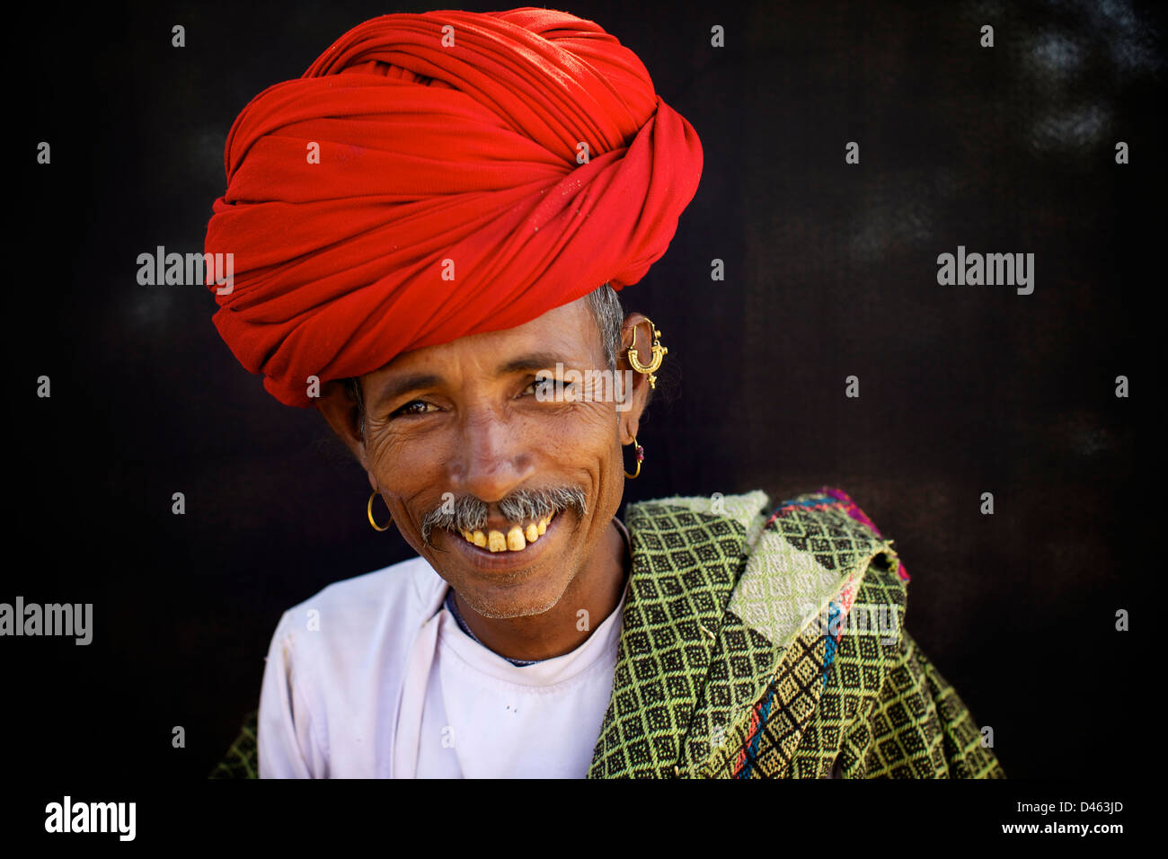 Hombre Rabari sonriente. Foto de stock