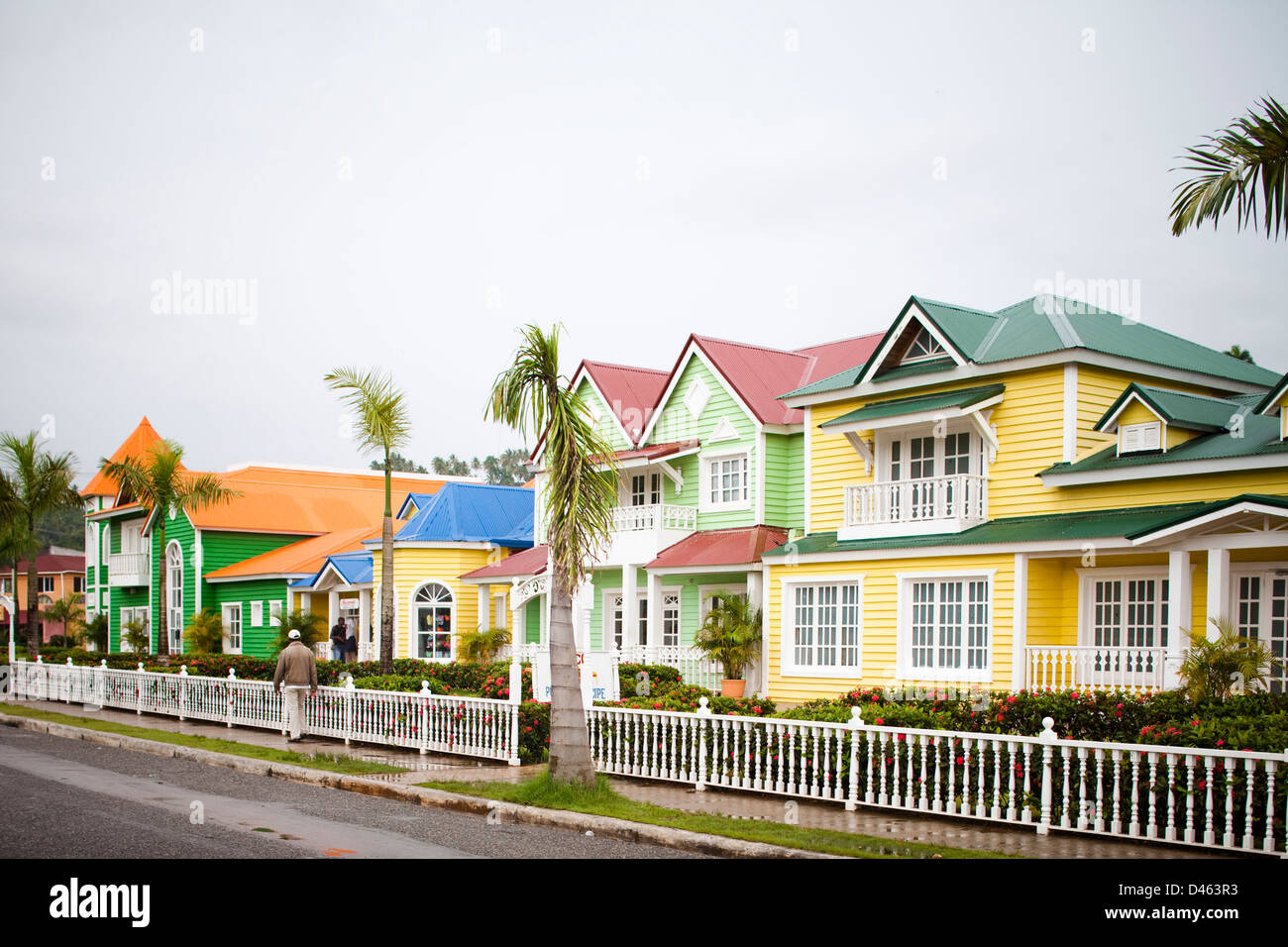Línea de coloridas casas de la calle en Samaná, República Dominicana. Foto de stock
