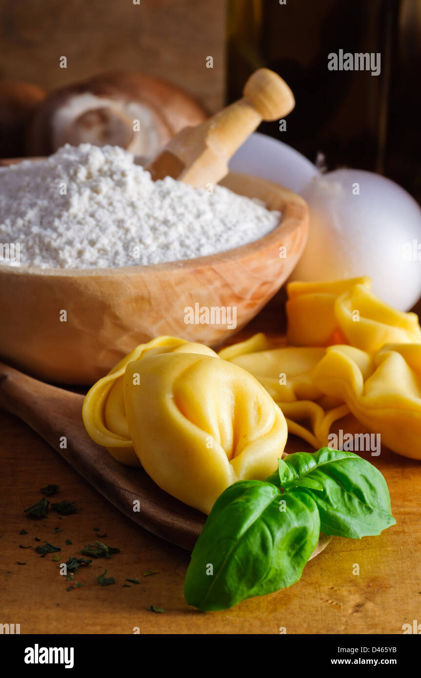 Las pastas italianas La cocina casera tradicional tortellini y los ingredientes Foto de stock