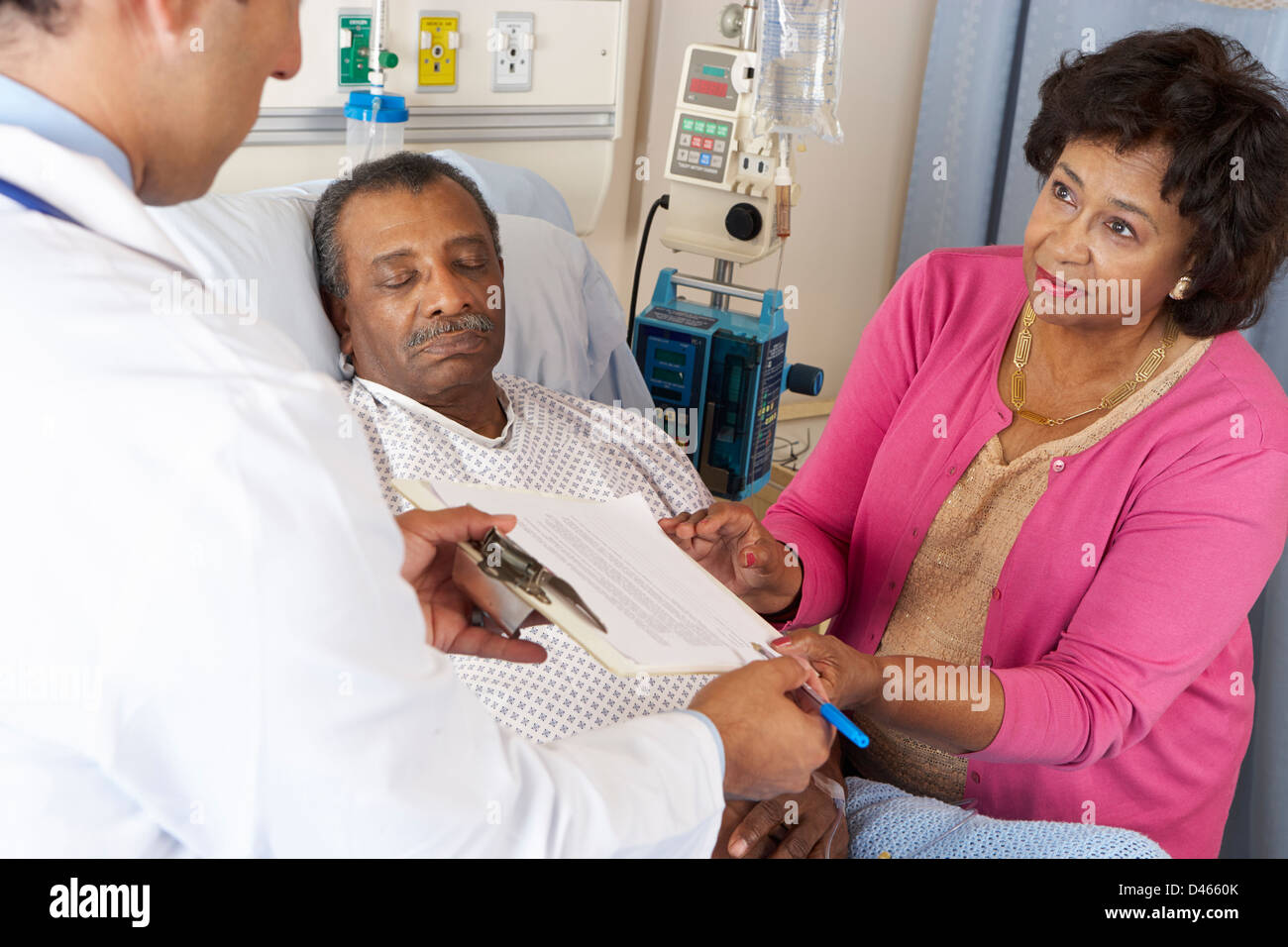 Formulario de consentimiento médico explicando al paciente Senior Foto de stock