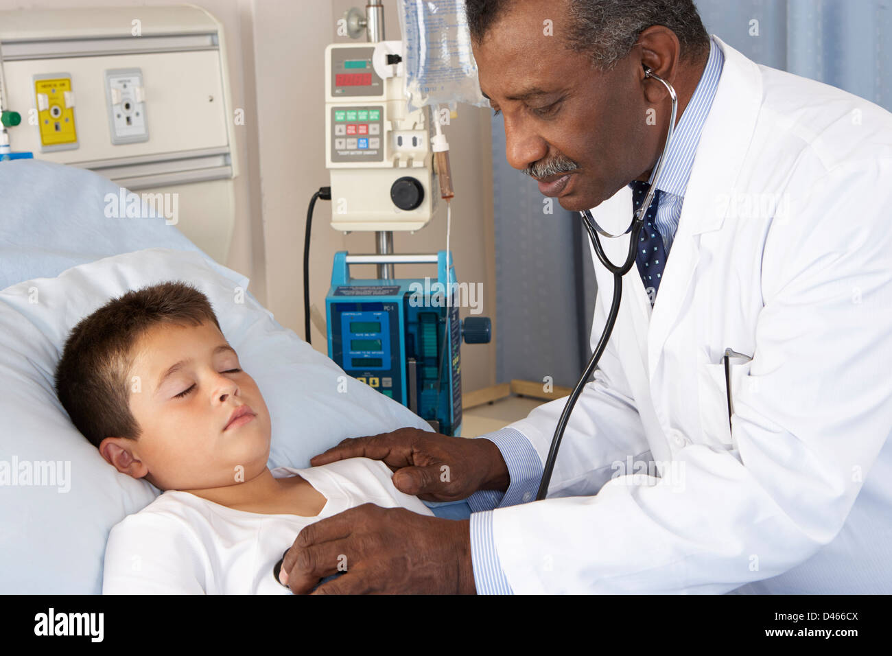 Médico e enfermeira examinando paciente infantil