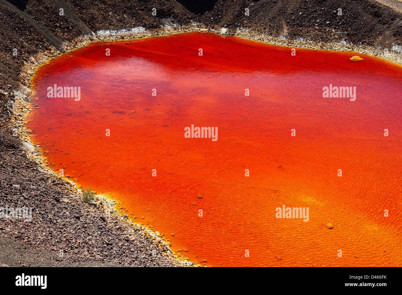 Detalle del estanque de agua ácida rojo en São Domingos Mina, una mina a cielo abierto abandonada en Mertola, Alentejo, Portugal. Foto de stock