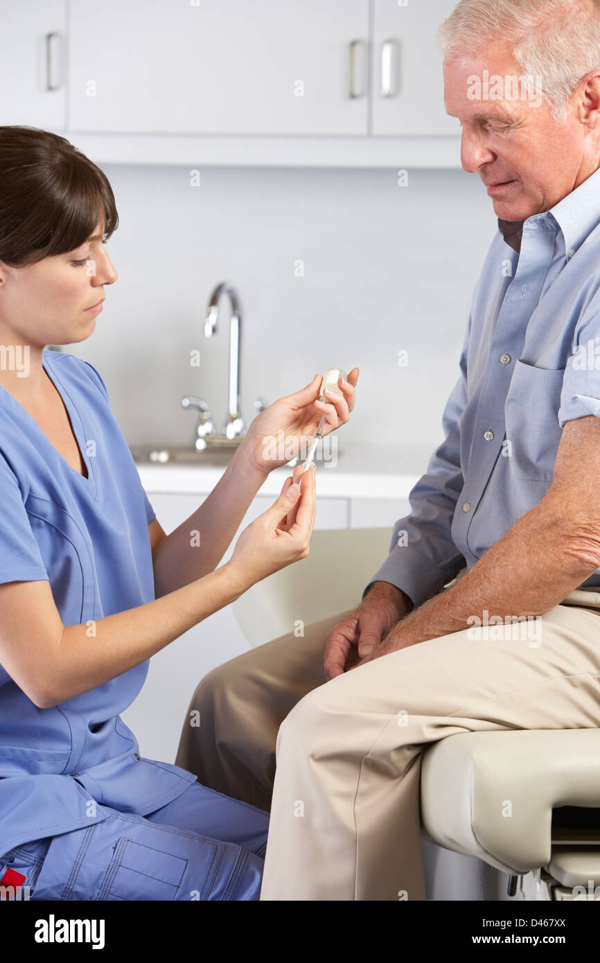 Paciente masculino de médico dándole la inyección Foto de stock