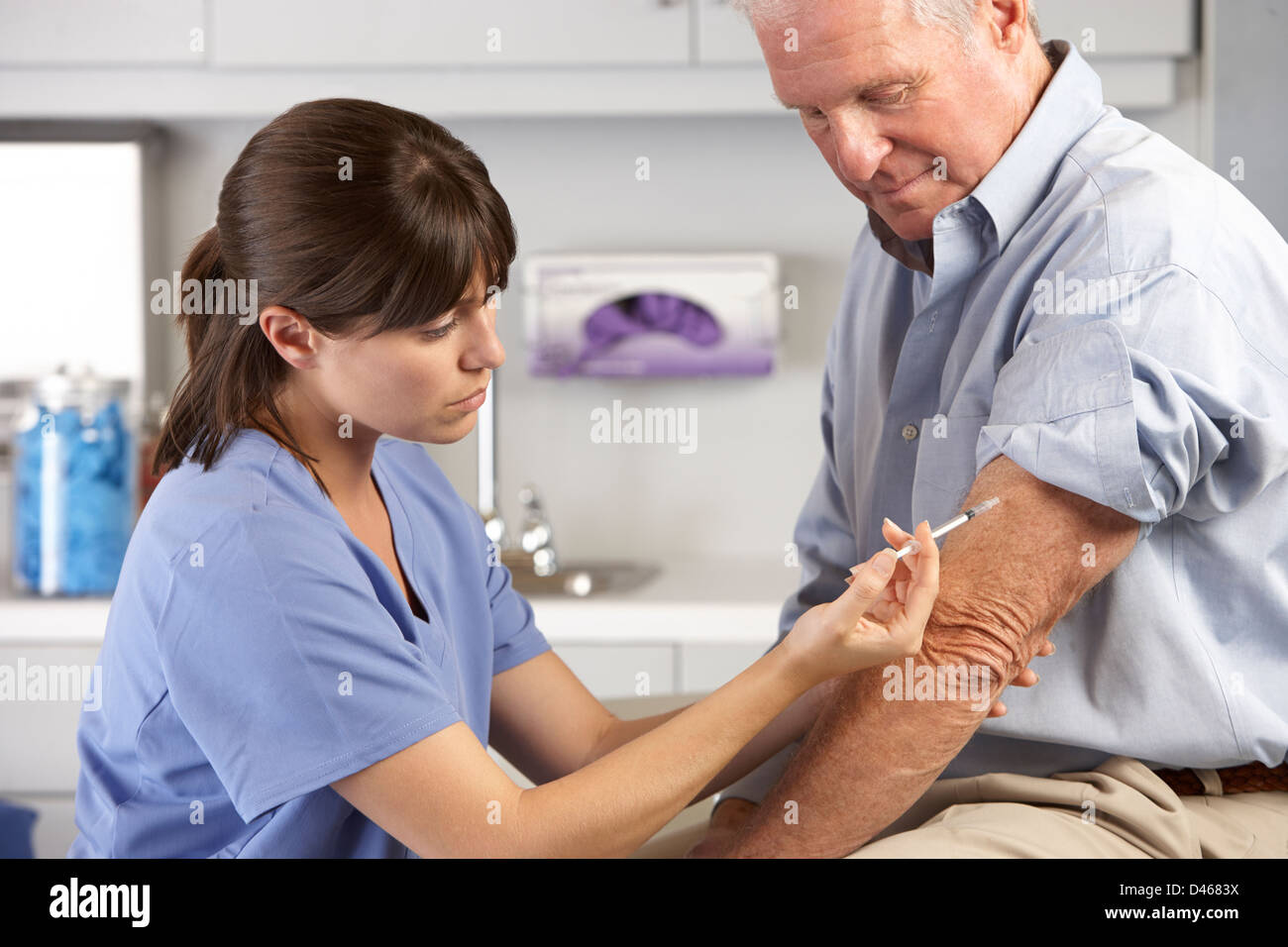 Paciente masculino de médico dándole la inyección Foto de stock