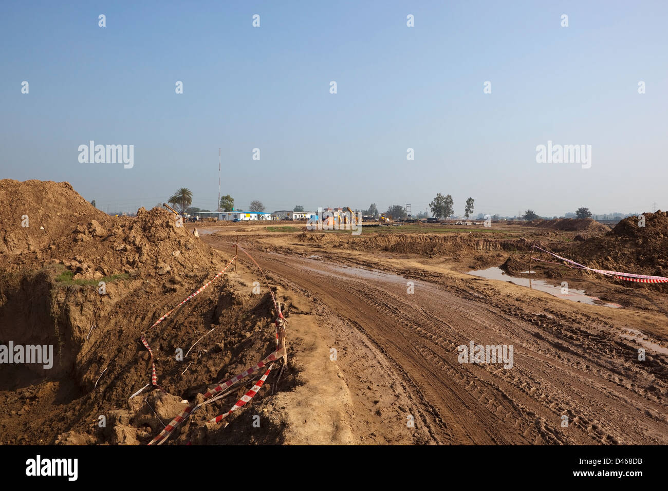Un nuevo sitio en construcción en antiguos terrenos agrícolas en el distrito de mohali chandigarh Foto de stock