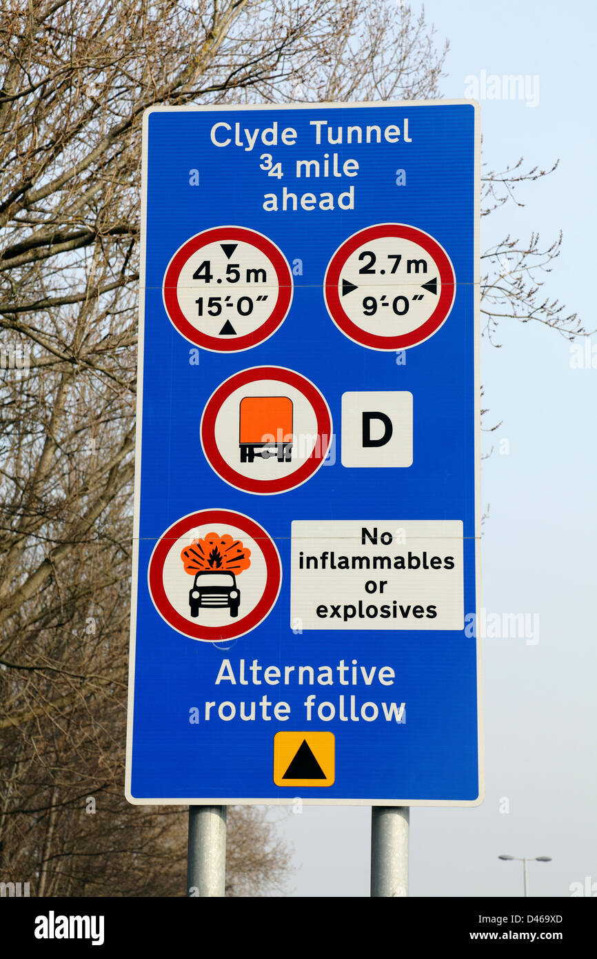 Un cartel con múltiples instrucciones y advertencias en la entrada del túnel Clyde en Glasgow, A739, Escocia, Reino Unido Foto de stock