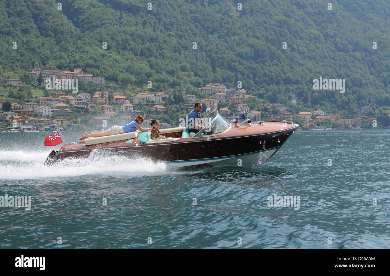 Riva Ariston lancha,el Lago de Como, Italia, en julio de 2009. Ariston Riva clásico lancha cruzando el Lago Como en Italia. Foto de stock