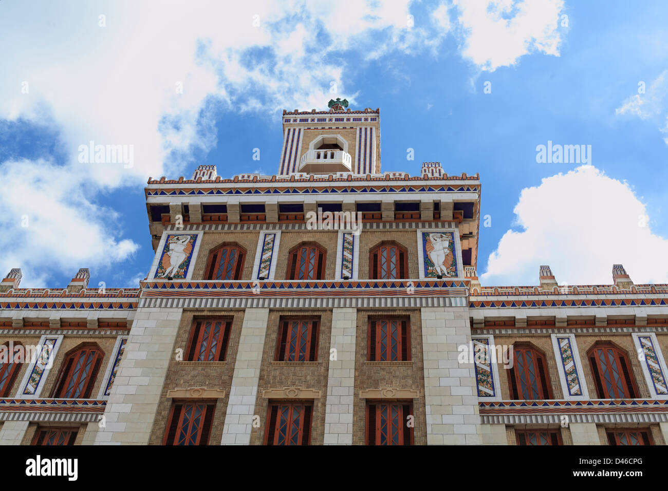 El viejo edificio de Ron Bacardi Art Deco en La Habana, Cuba, ahora se utilizan como oficinas de gobierno Foto de stock
