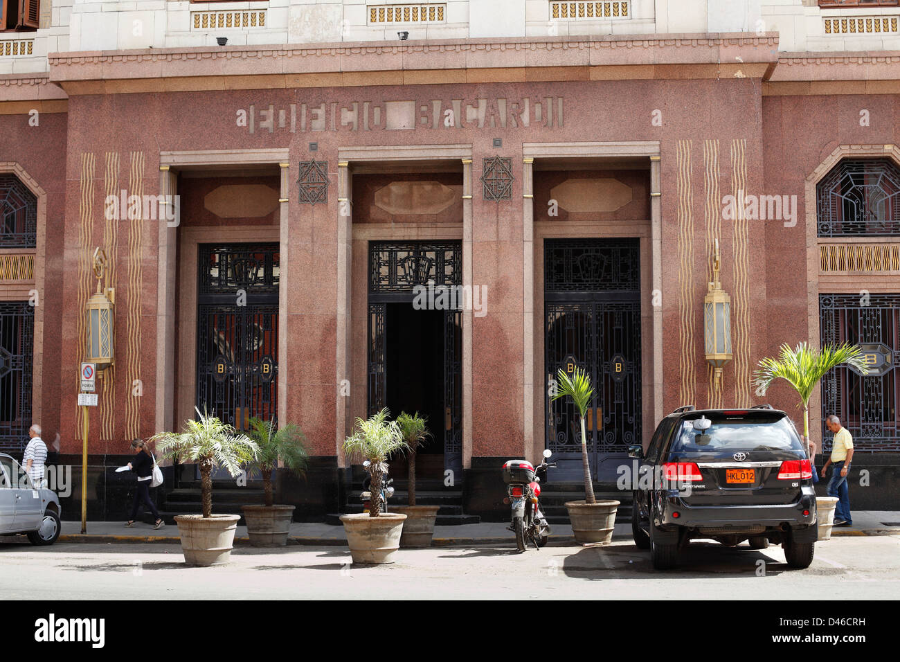 El viejo edificio de Ron Bacardi Art Deco en La Habana, Cuba, ahora se utilizan como oficinas de gobierno Foto de stock