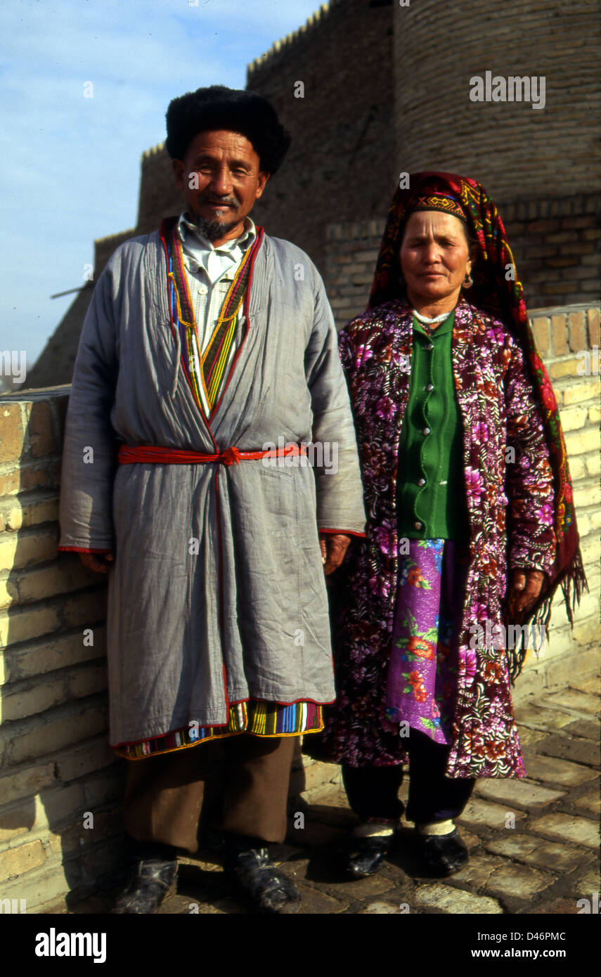 Hombre y esposa uzbeko con traje tradicional, Bujara, 1993 Fotografía de  stock - Alamy