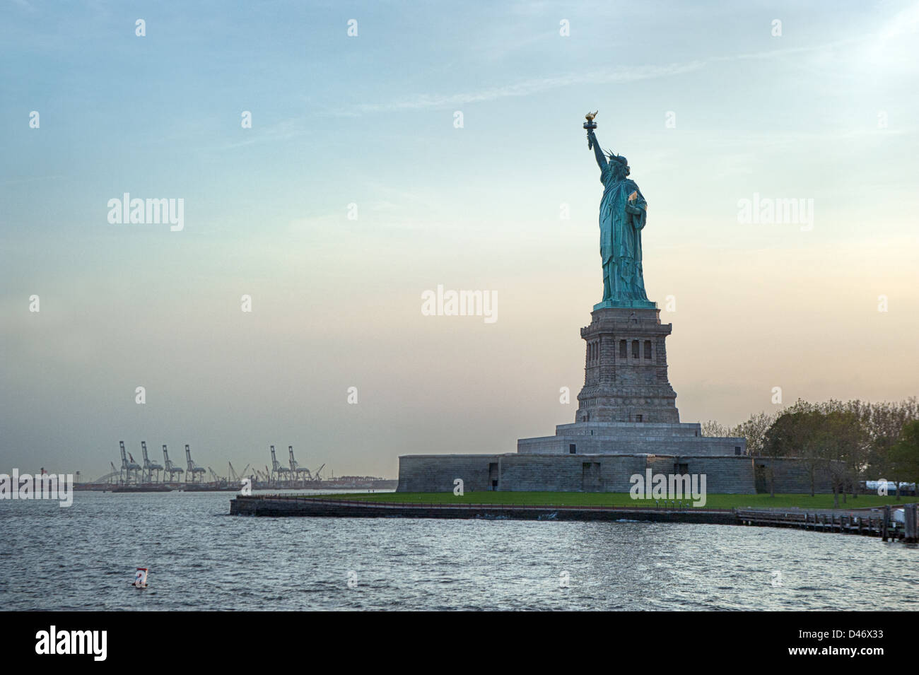La Estatua de la libertad en la Isla de la libertad antes de la puesta del sol. Foto de stock