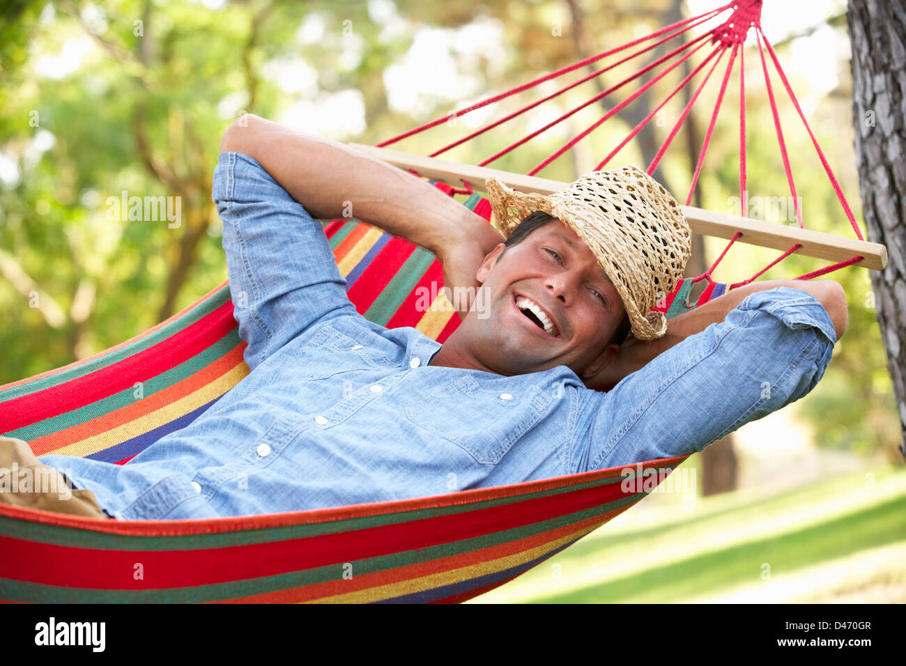 Hombre, relajarse en una hamaca Fotografía de stock - Alamy