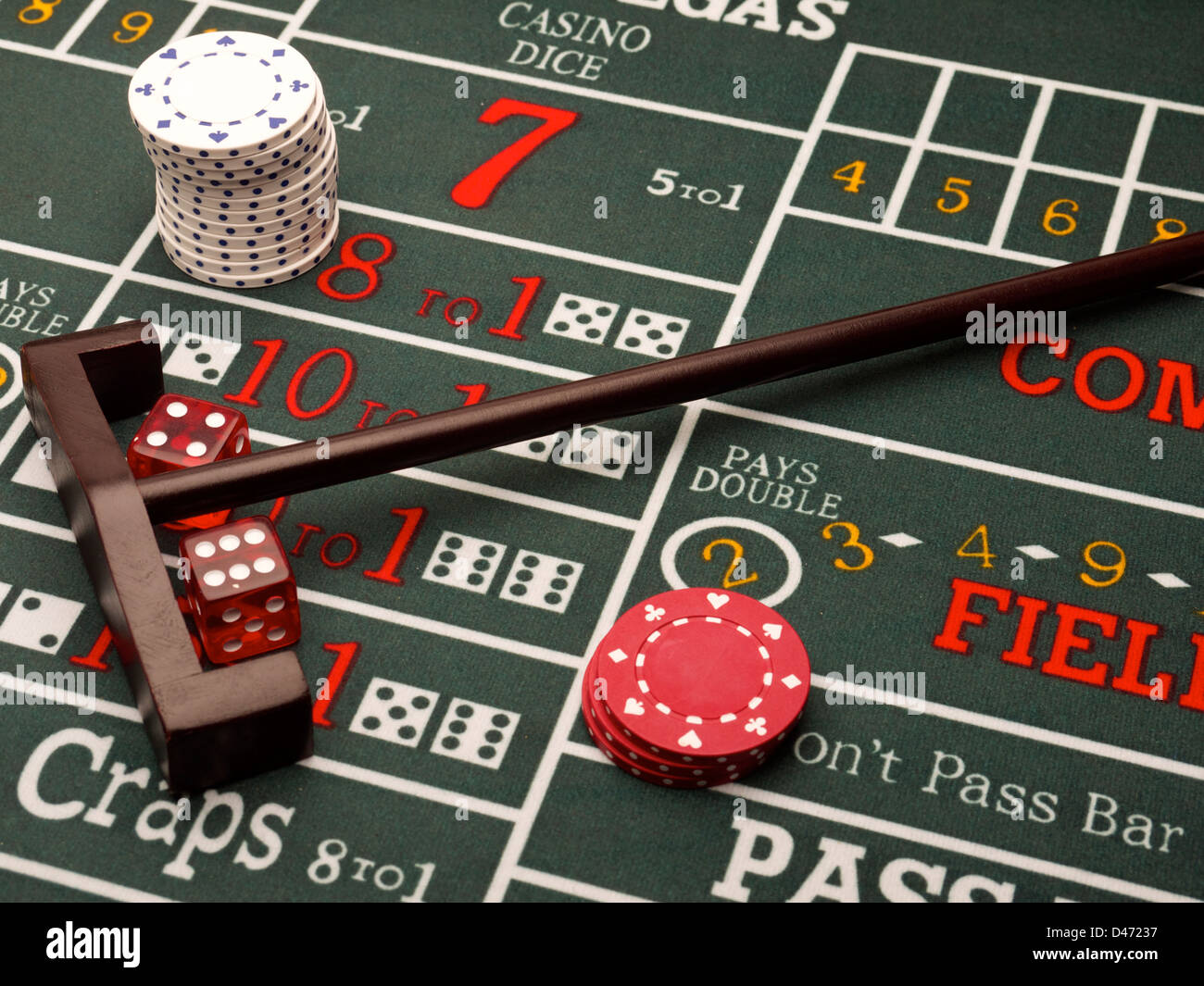 Fichas de casino gambling [tabla] Dados Craps Fotografía de stock - Alamy