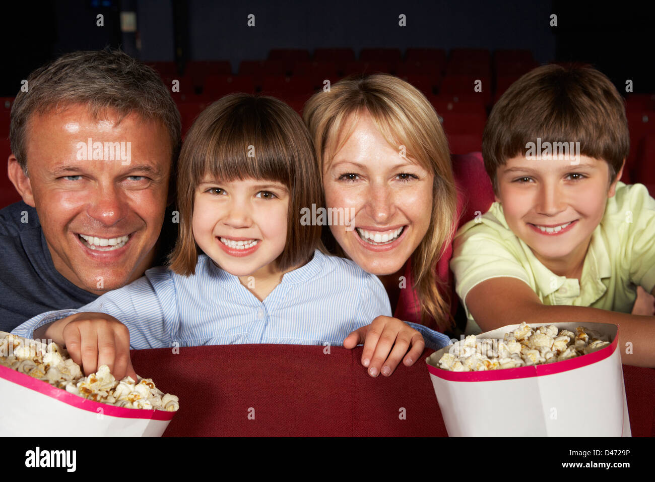 Familia viendo películas en el cine. Foto de stock