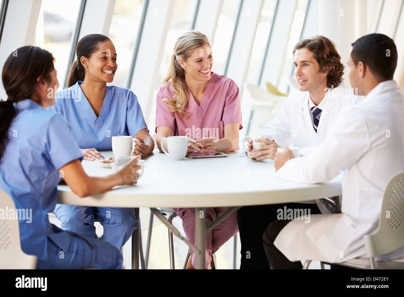 Personal médico chateando en un moderno hospital cantina Foto de stock
