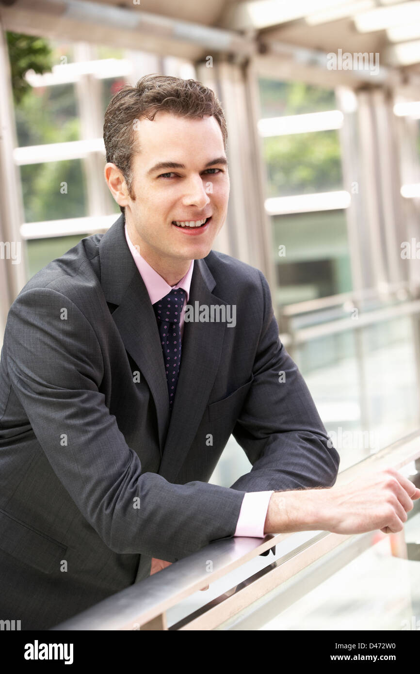 Retrato del hombre de negocios fuera de la oficina Foto de stock