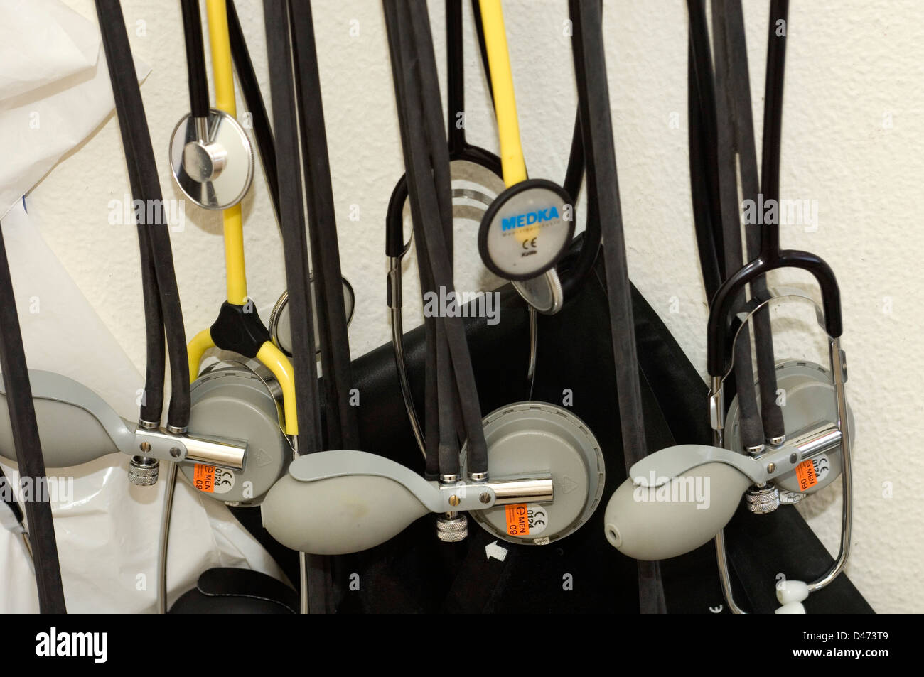 Los estetoscopios todo colgado en la sala de equipos. Foto de stock