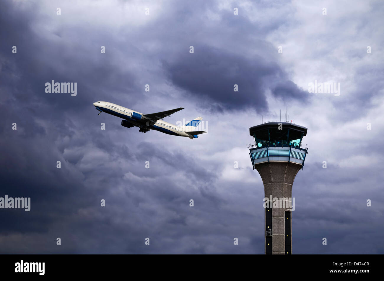 Torre de Control del tráfico aéreo con un avión despegando. El aeropuerto de Luton, en el Reino Unido. Foto de stock
