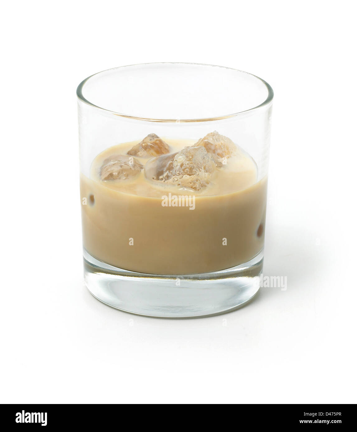 Vaso de Baileys recortadas sobre fondo blanco. Foto de stock