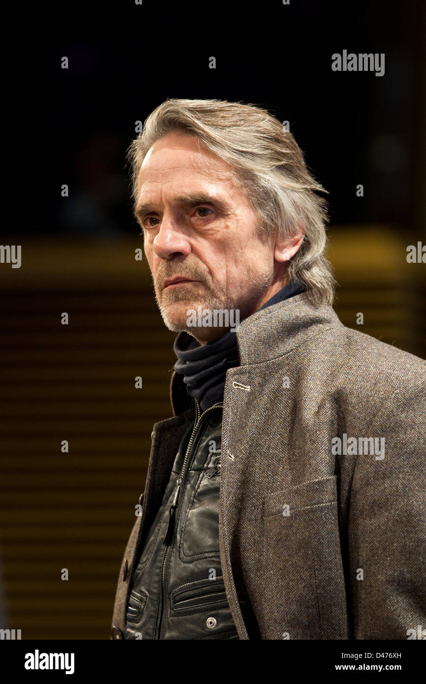 Oscarizado actor y productor ejecutivo y narrador de la película documental 'Descarté' el Sr. Jeremy Irons Foto de stock