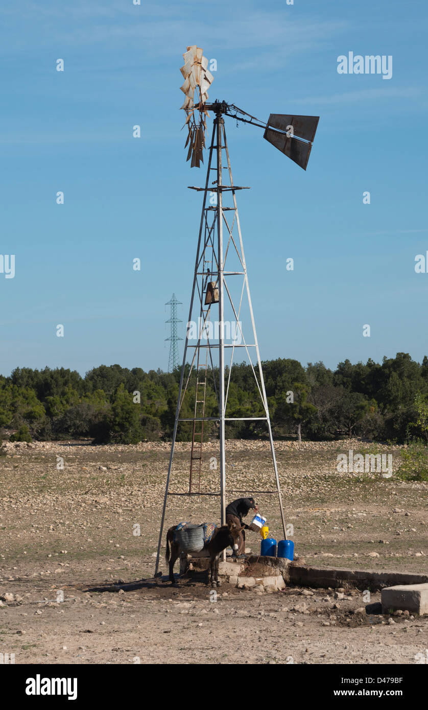 Pozo de agua bomba de molino de viento fotografías e imágenes de alta  resolución - Alamy
