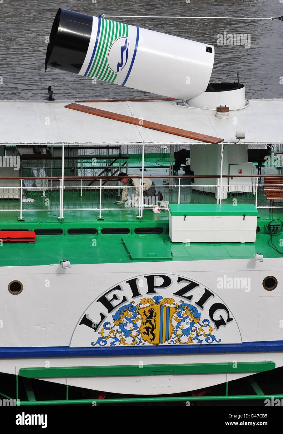 Los trabajadores de la empresa de Steamboat Saxon pintar el steamboat 'Leipzig' construido en 1929 a orillas del río Elba en Dresde (Alemania), 07 de marzo de 2013. Los barcos iniciará operaciones en el horario de verano el 28 de marzo de 2013. Foto: MATTHIAS HIEKEL Foto de stock
