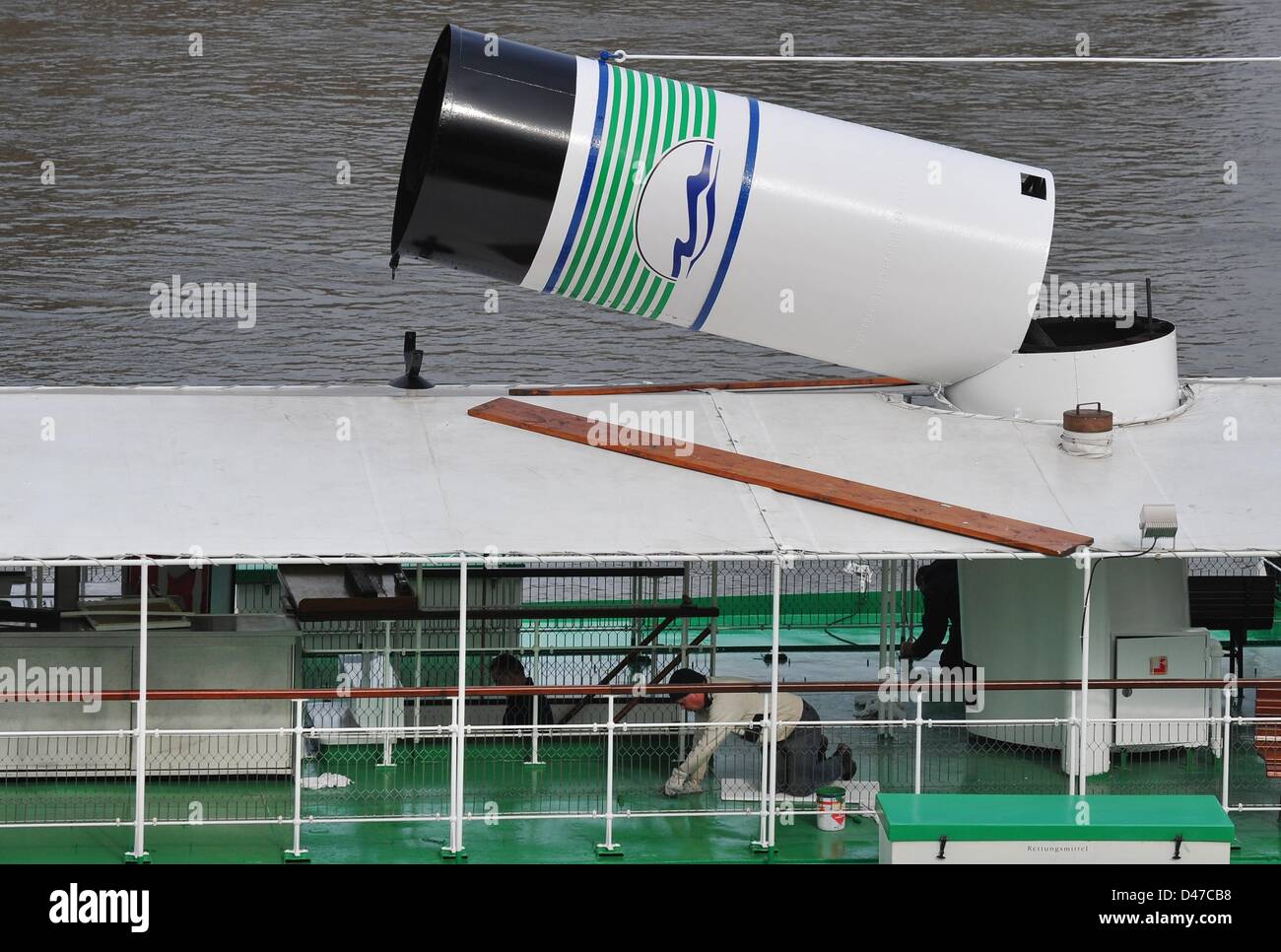 Los trabajadores de la empresa de Steamboat Saxon pintar el steamboat 'Leipzig' construido en 1929 a orillas del río Elba en Dresde (Alemania), 07 de marzo de 2013. Los barcos iniciará operaciones en el horario de verano el 28 de marzo de 2013. Foto: MATTHIAS HIEKEL Foto de stock