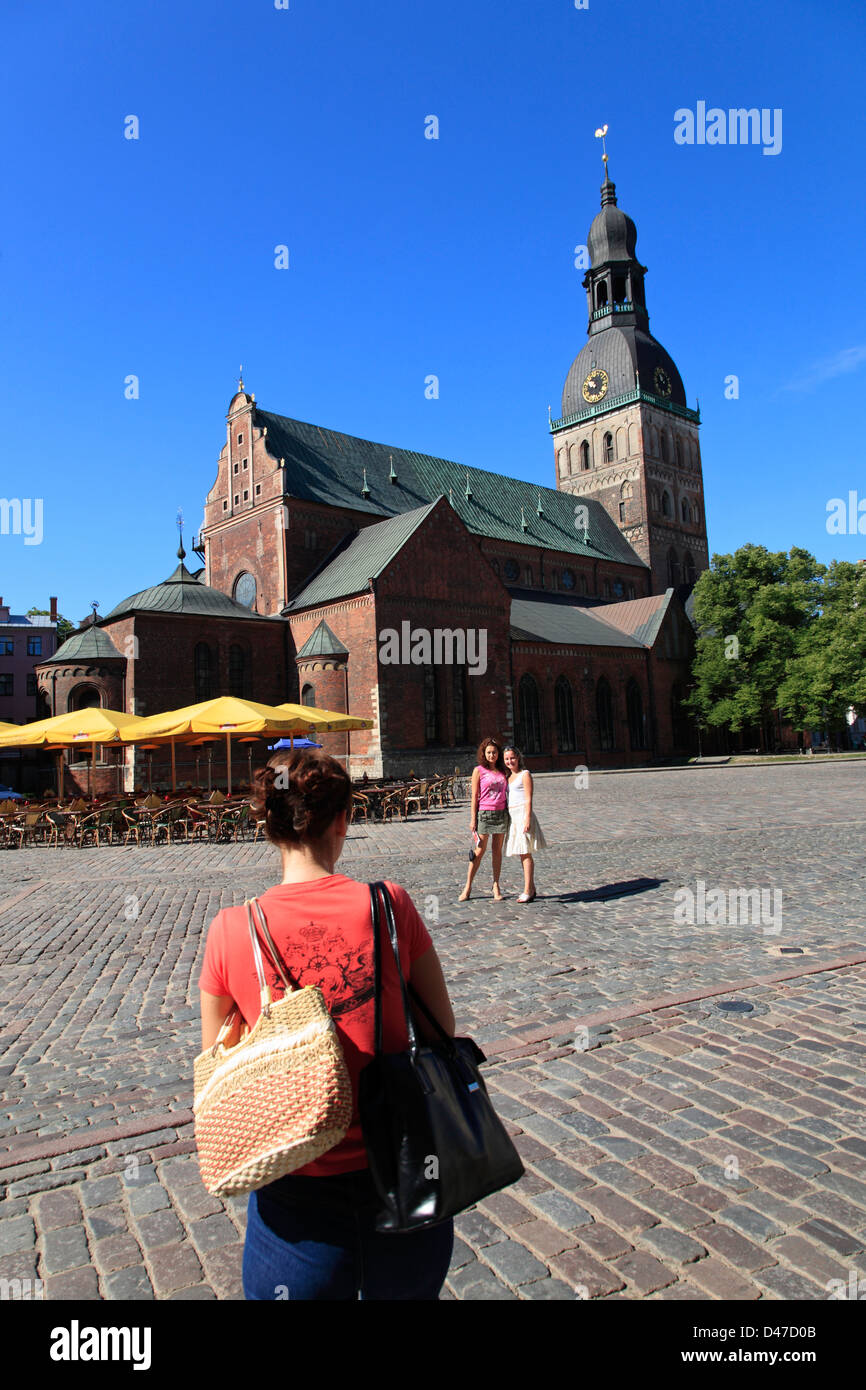 La Plaza Dome y el Domo Kathedrale, La Ciudad Vieja de Riga, en Letonia Foto de stock