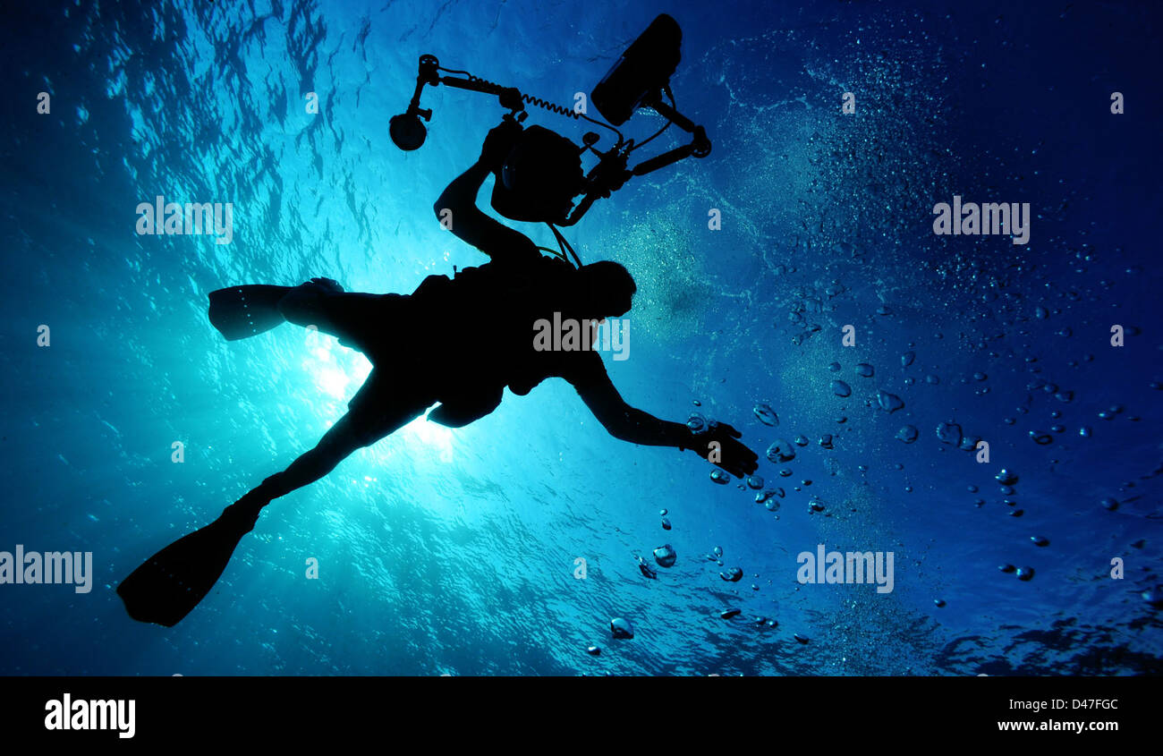 Los marineros realizar la filmación subacuática capacitación. Foto de stock