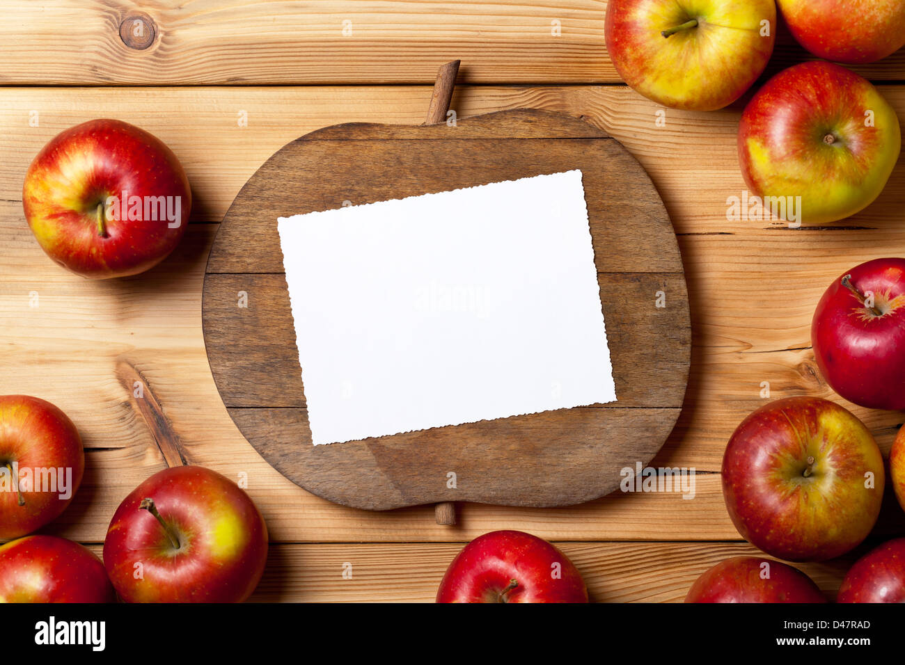 Composición manzanas frescas sobre fondo de madera con una habitación vacía para texto Foto de stock