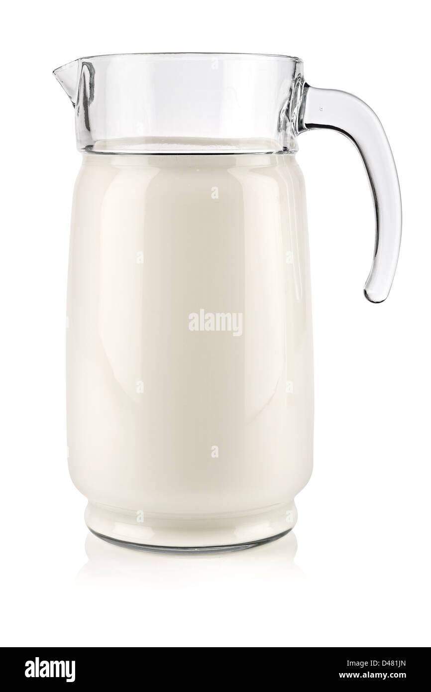 Jarra de leche delante de un fondo blanco Foto de stock