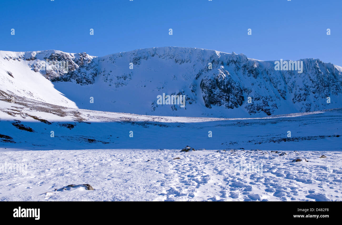 Un t-Sneachda Coire en nieve, al norte, el Parque Nacional de Cairngorms Corries, Highlands Escocesas, invierno, Escocia, Reino Unido Foto de stock