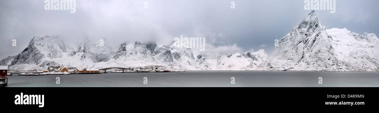 Imagen panorámica con Reine-Fjorden Olstind Sakrisoya y montaña, las islas Lofoten, Noruega. Foto de stock