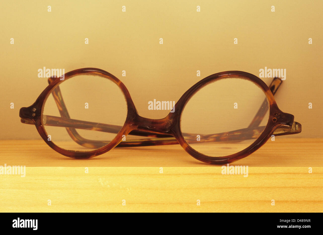 A nivel de los ojos de ver vintage gafas redondas con marcos tortoiseshell  sentado en estrecho estante de madera Fotografía de stock - Alamy