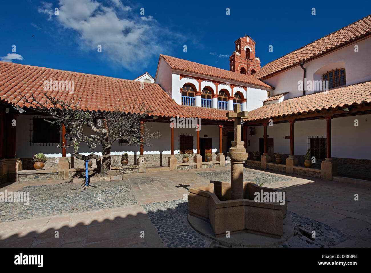 Patio interior del convento, Convento de Santa Teresa, Potosí, Bolivia, América del Sur Foto de stock
