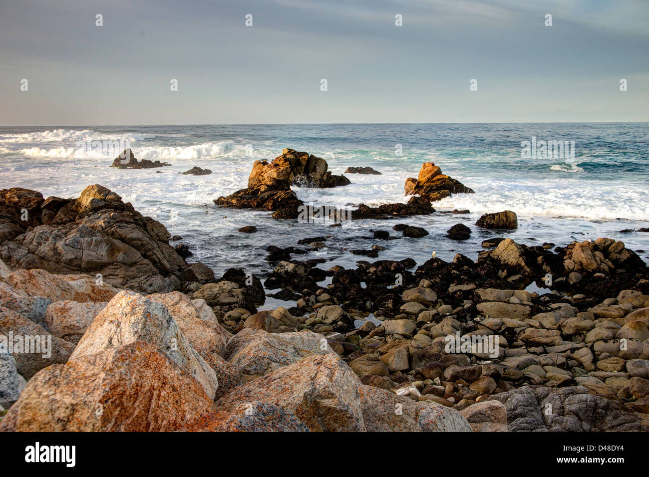 Pintoresca costa rocosa junto a la histórica 17 Mile Drive en Pebble Beach, California Foto de stock