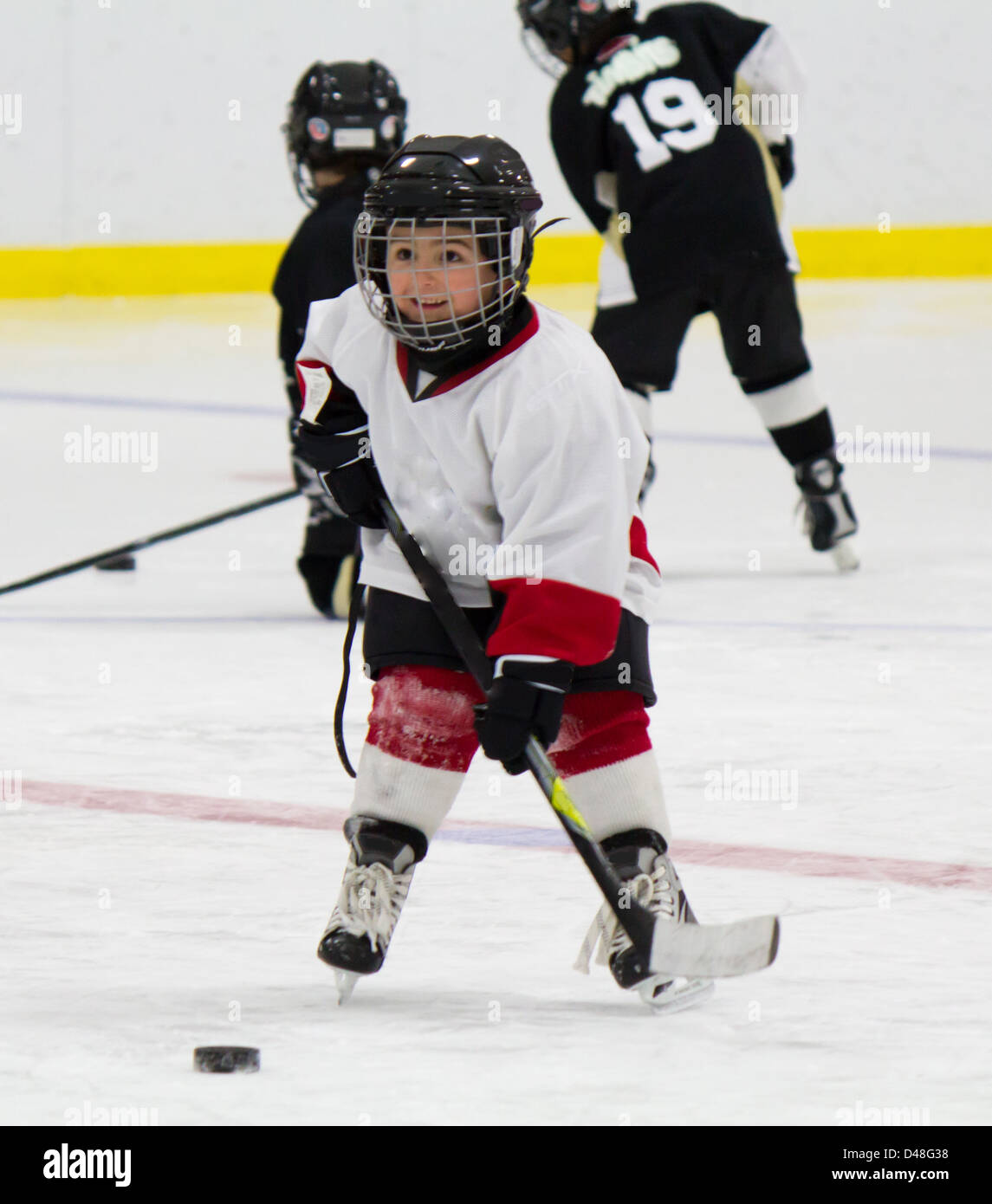 Chico jugaba a hockey sobre hielo Foto de stock