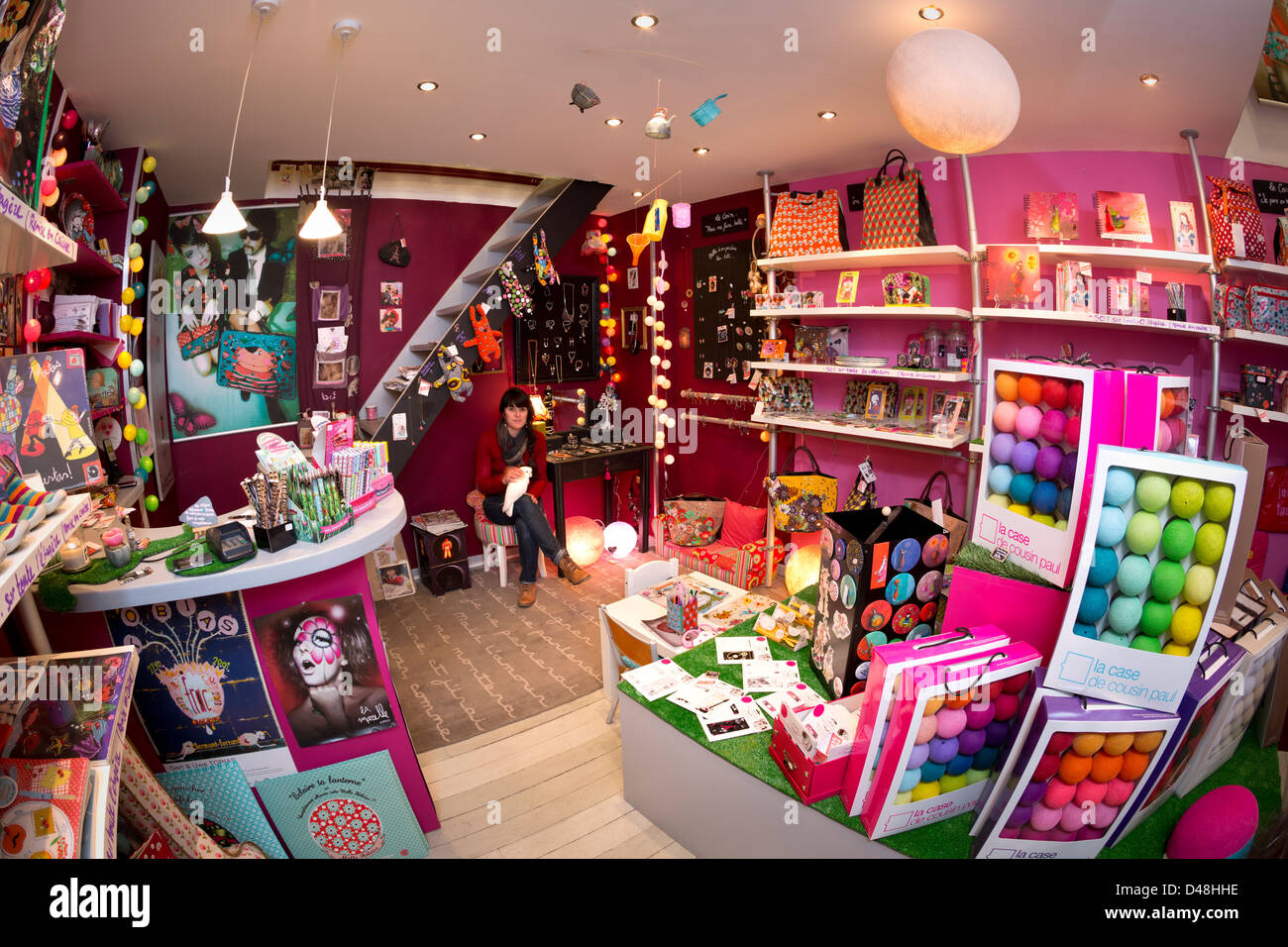 Una joven en una tienda de decoración y accesorios de moda (Francia). Jeune  femme dans la onu de las Naciones Unidas magasin de décoration Fotografía  de stock - Alamy