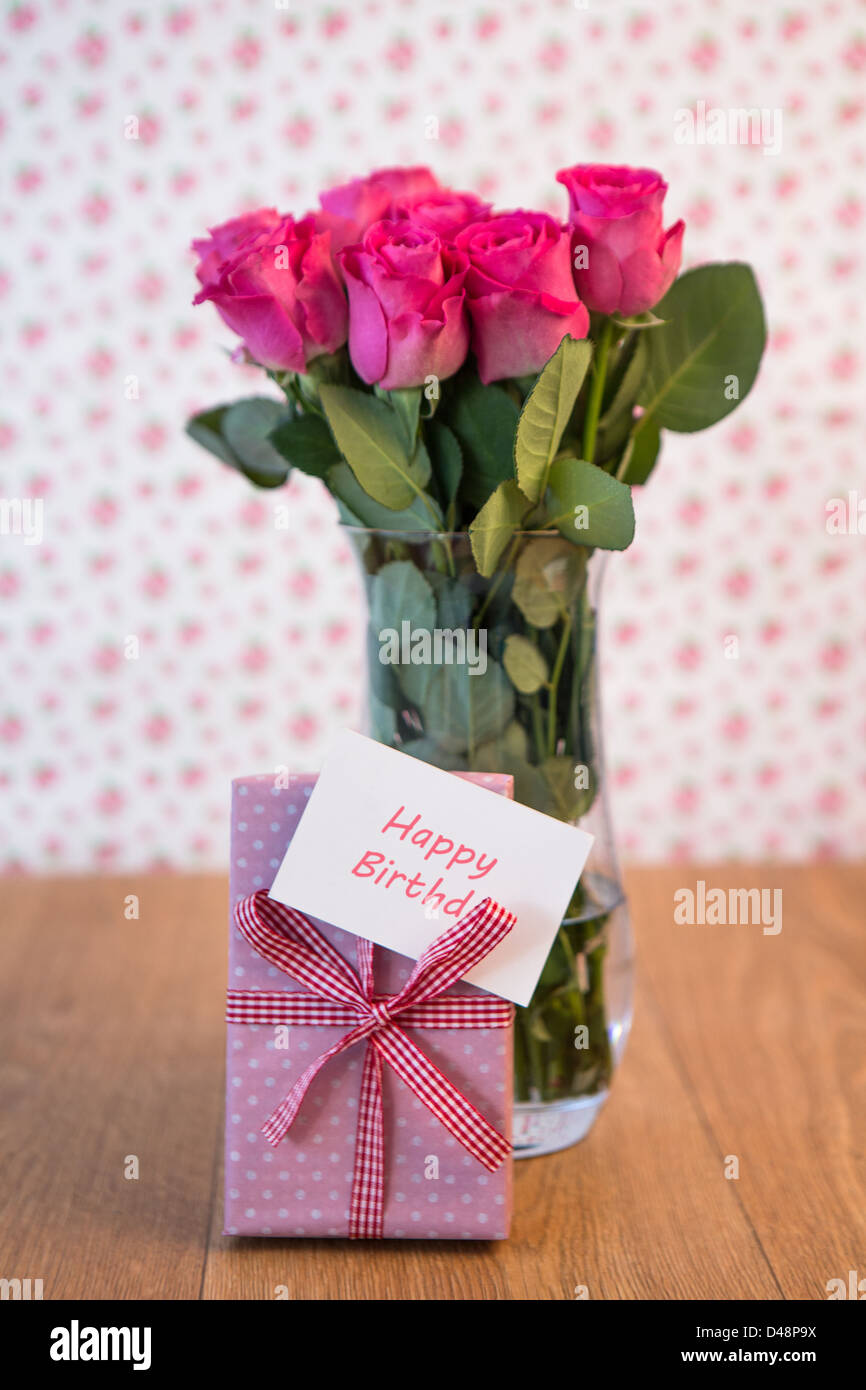 Gárgaras girar Dalset Birthday card with roses fotografías e imágenes de alta resolución - Alamy