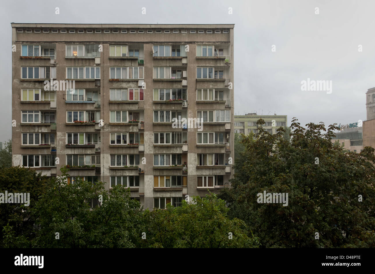Varsovia, Polonia, el edificio de la posguerra en la lluvia Foto de stock