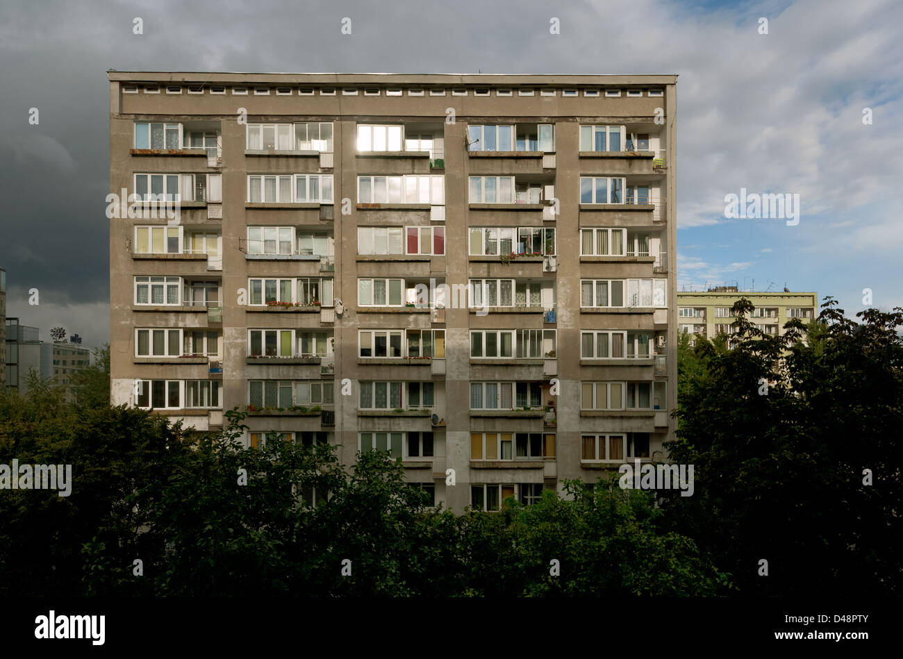 Varsovia, Polonia, el edificio de la posguerra en la lluvia Foto de stock