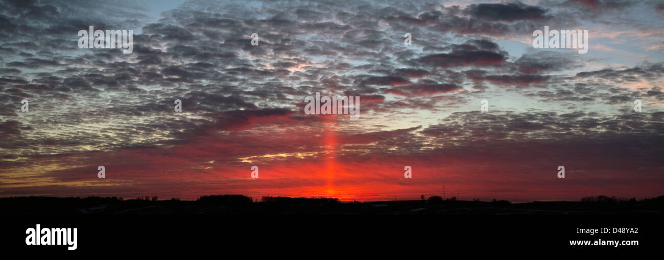 Vista panorámica de gran puesta de sol con la columna de luz roja, Bartag, Olsztyn, Polonia Foto de stock
