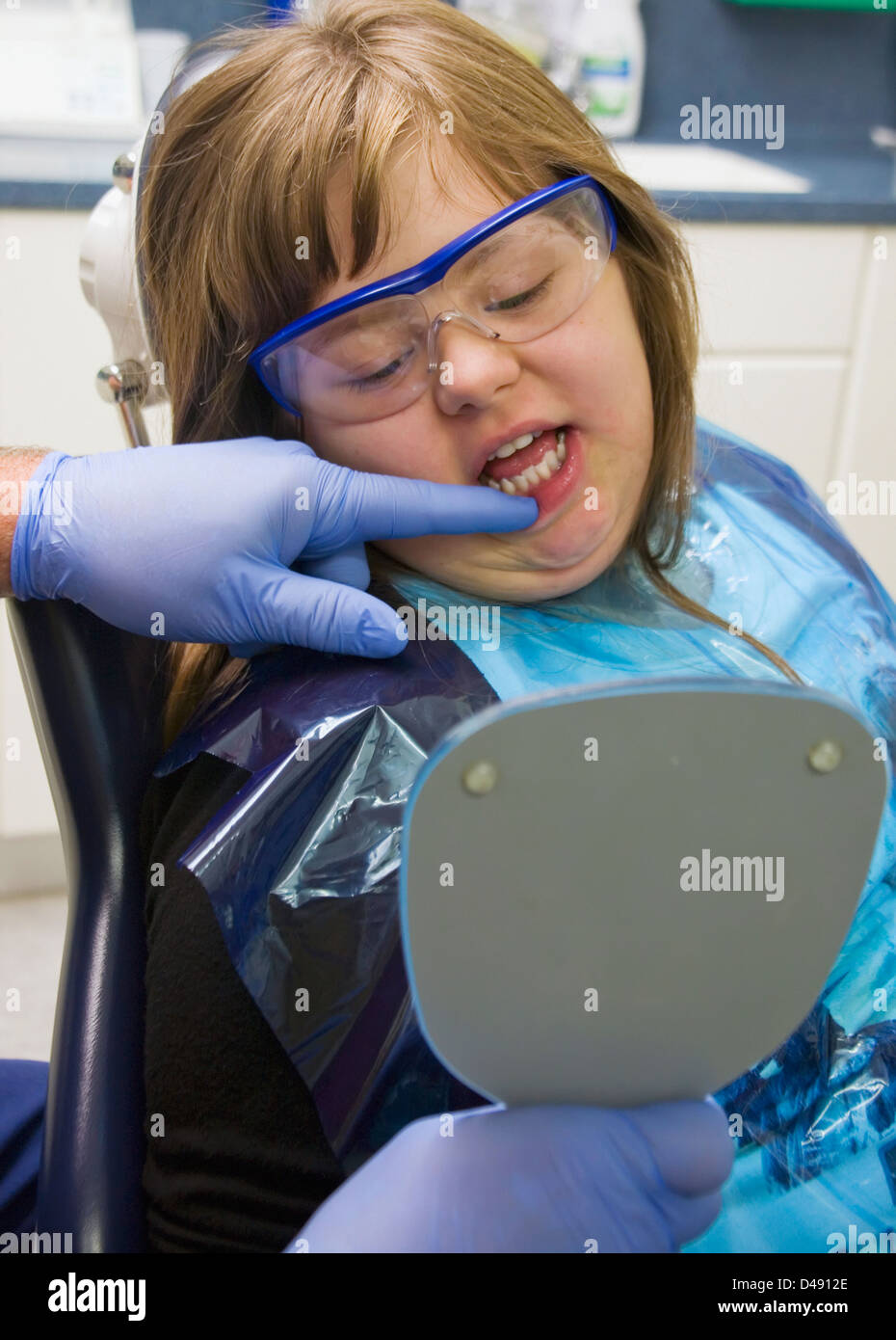 Un dentista hace un examen de los dientes de una adolescente;Whitley