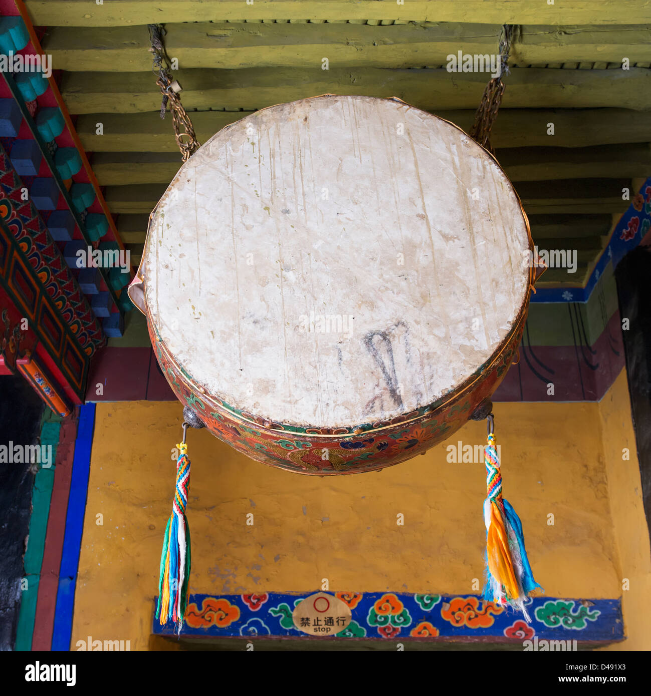 Tambor colgando del techo en el Palacio Potala de Lhasa;xizang china  Fotografía de stock - Alamy
