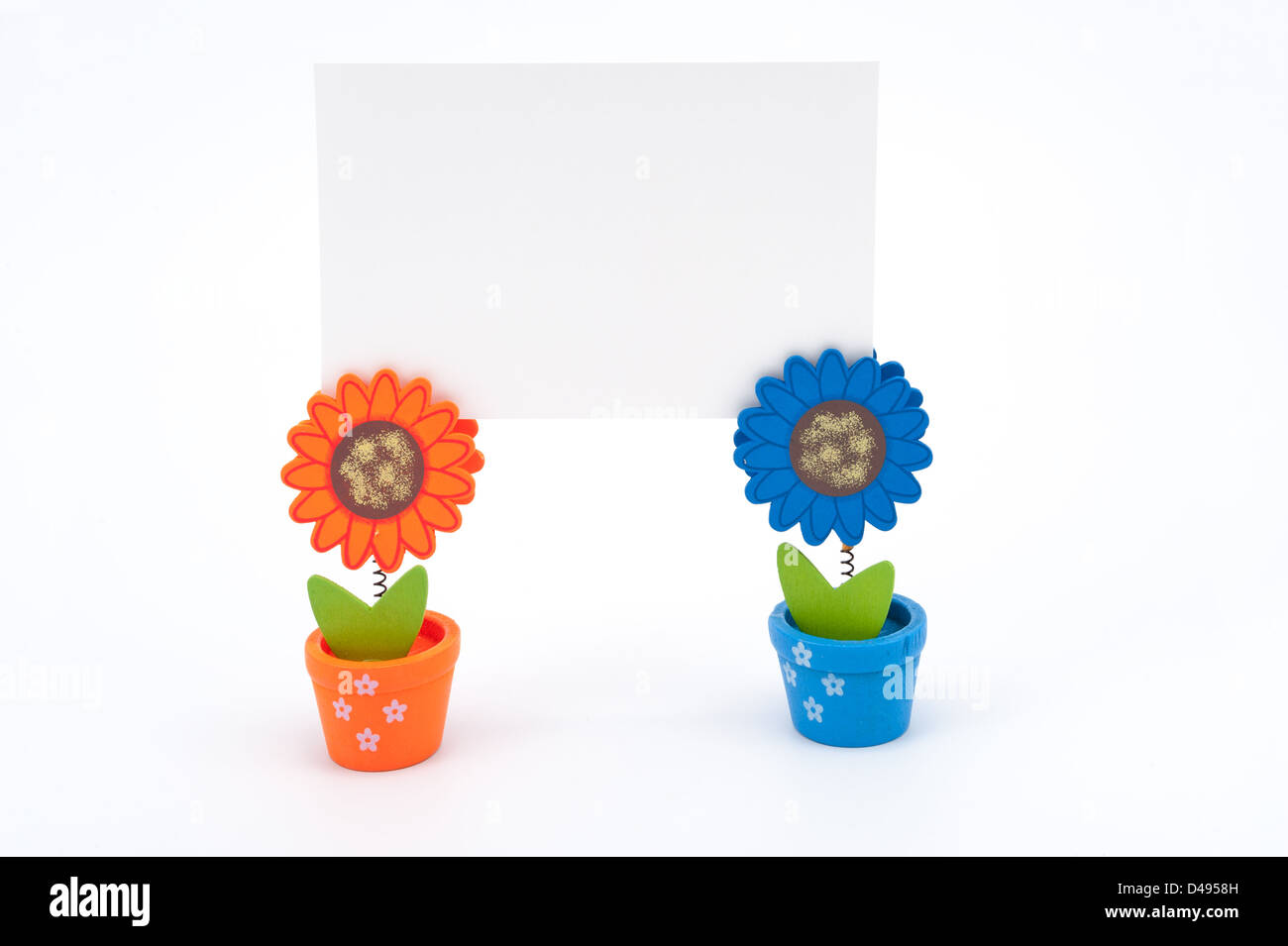 Papel blanco sobre los clips de dos sun flower pots Foto de stock