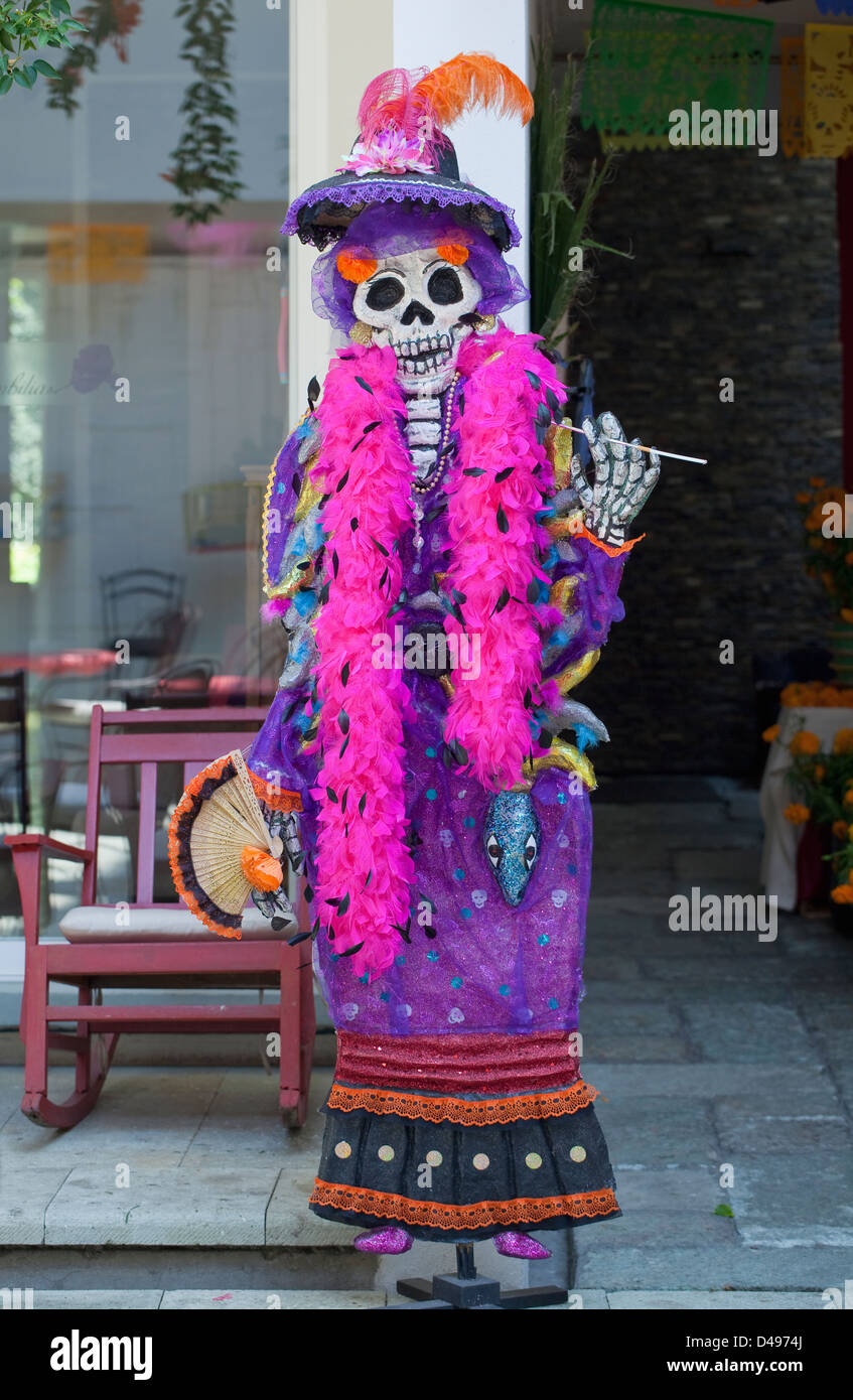 Vestido de esqueleto en la pantalla en el patio para el Día de los muertos  en Oaxaca, México Fotografía de stock - Alamy